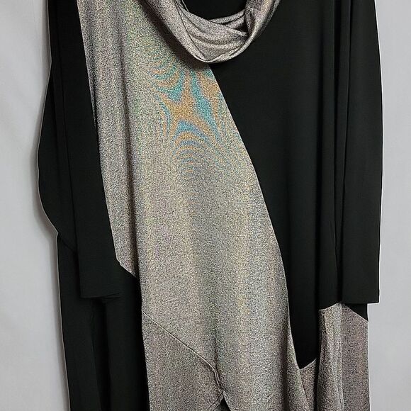 🖤5/$20🖤 AVENUE..black and metallic oversized top.. - Picture 3 of 13